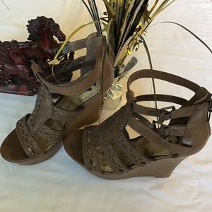 G by GUESS Wedges
